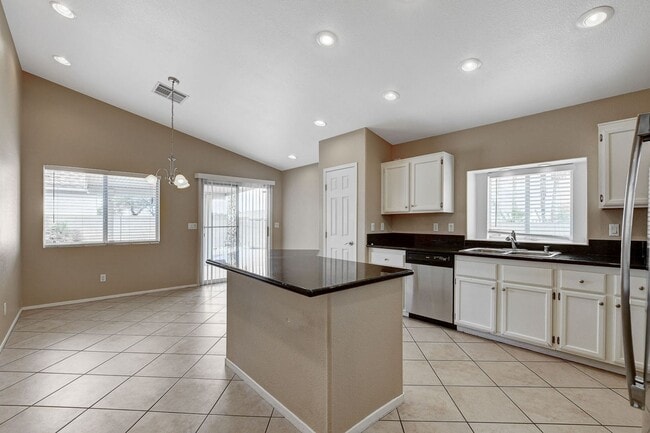 Building Photo - Adorable single story in a gated community!