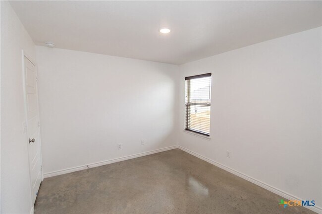 Building Photo - 102 Lost Trl