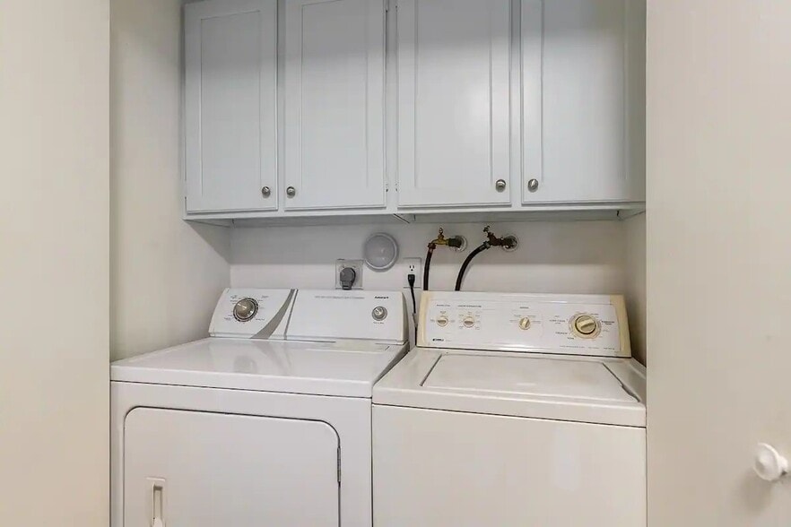 Building Photo - 8066 E Oak St