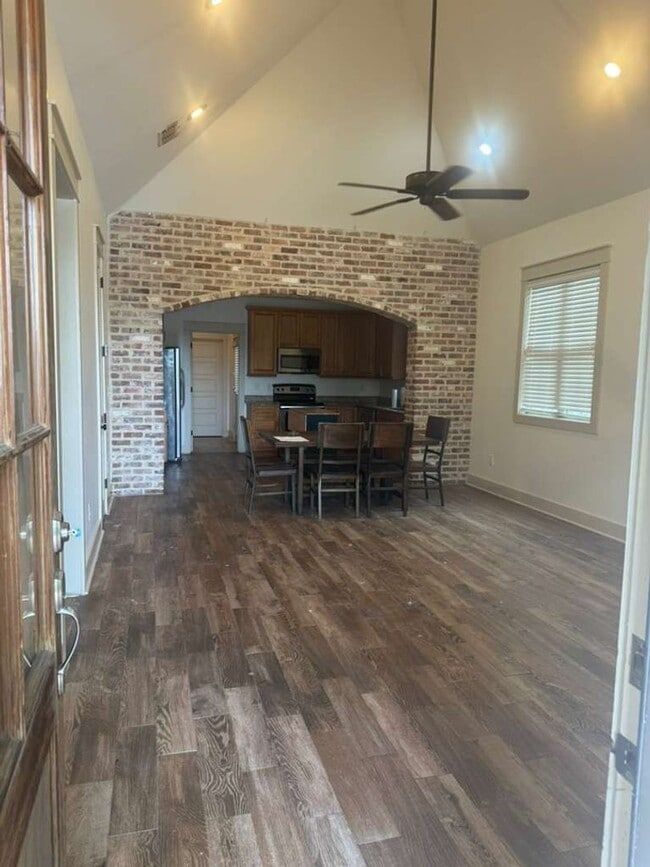 Building Photo - Large 3 Bedroom Townhome with All Appliances Included