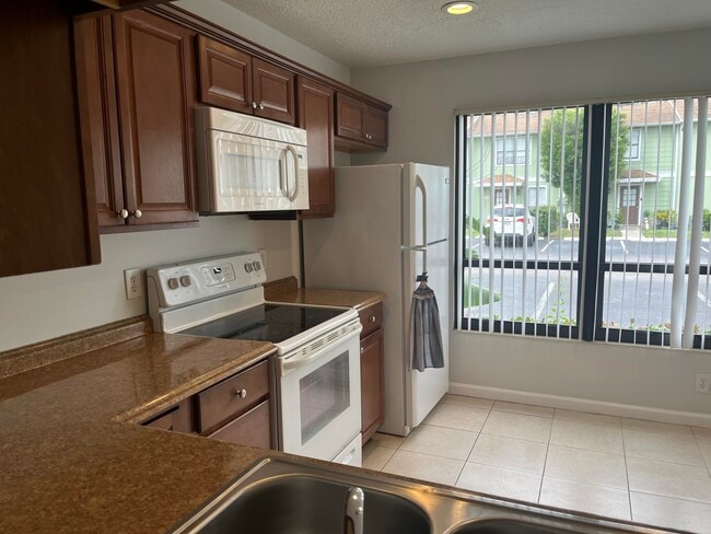 Building Photo - 796 Hill Dr