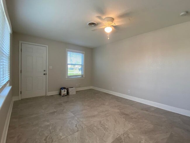 Building Photo - Two Bedroom Beachside Duplex with Garage!
