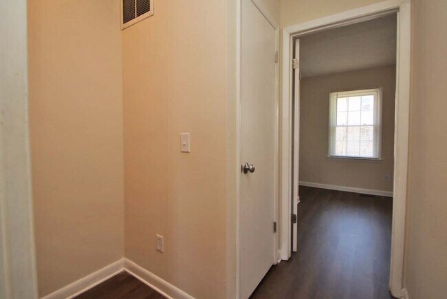 Building Photo - Four Bedroom Townhome with Plenty of Space!