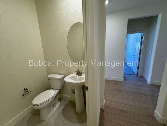 Building Photo - 1484 W Sunset Way