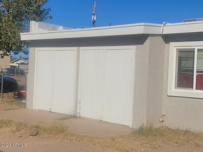 Building Photo - 506 E Southern Ave