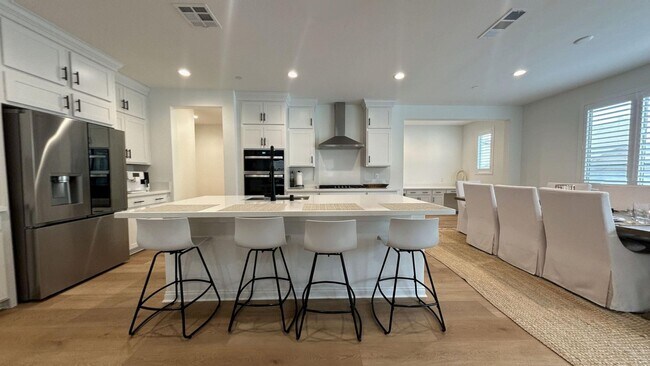 Building Photo - HUGE PRICE REDUCTION!! Gorgeous 6 Bedroom ...