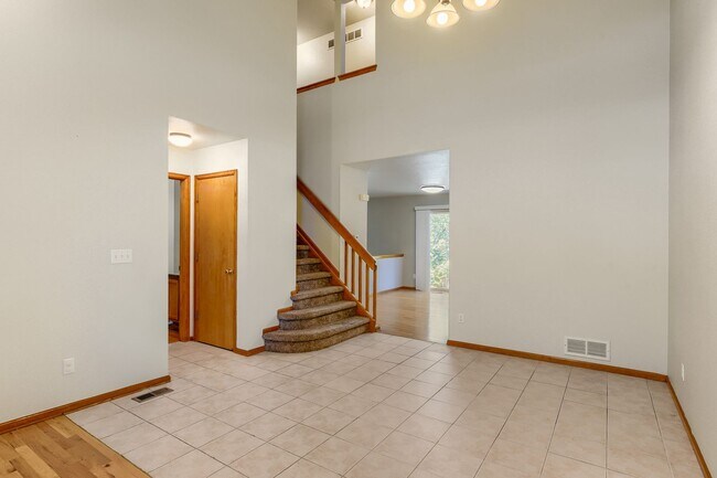 Building Photo - Evolve Real Estate: Beautiful 5 Bedroom Home in HIGHLANDS RANCH - Available NOW!