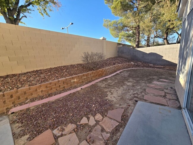 Building Photo - 2417 Bloomington Dr