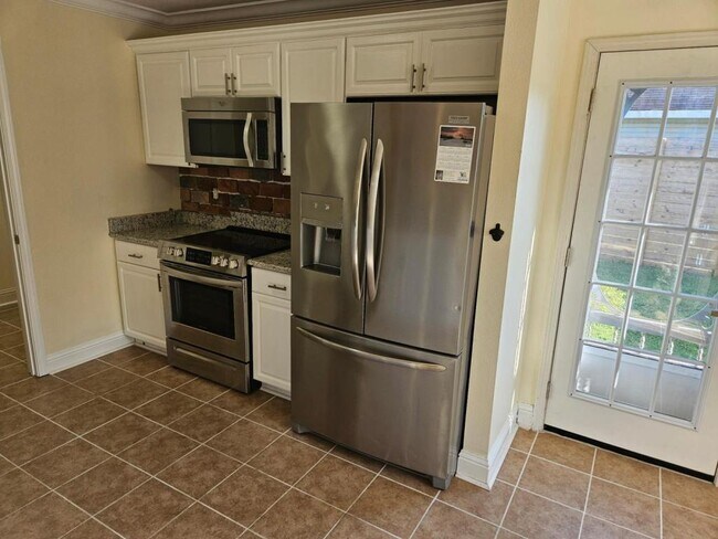 Building Photo - 303 Twin Lakes Blvd