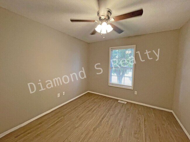 Building Photo - Updated 3 Bedroom Home in Reed/Hillcrest School Districts!