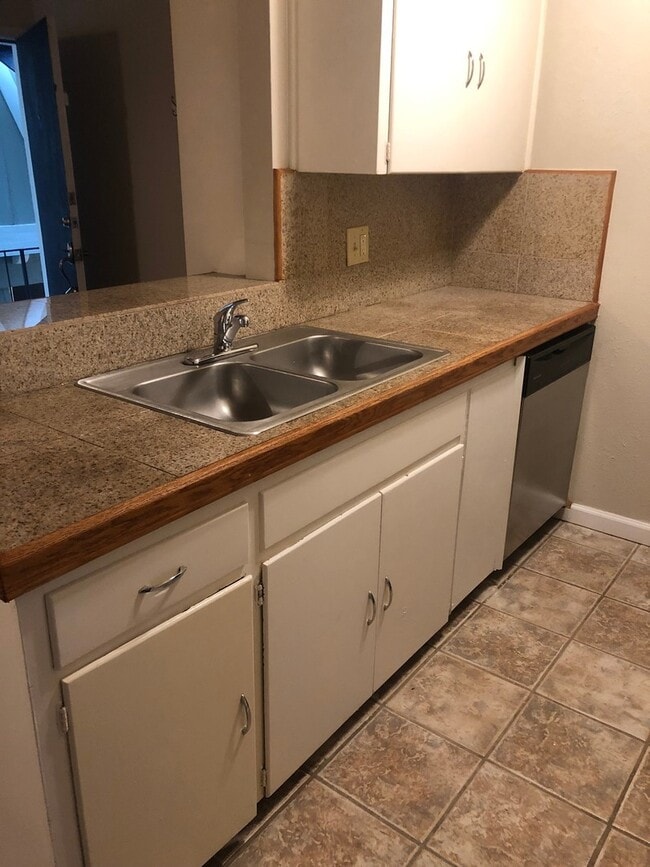 Building Photo - August Prelease : Hyde Park 2 bed/1 bath Condo, New Paint and Updated Bathroom!