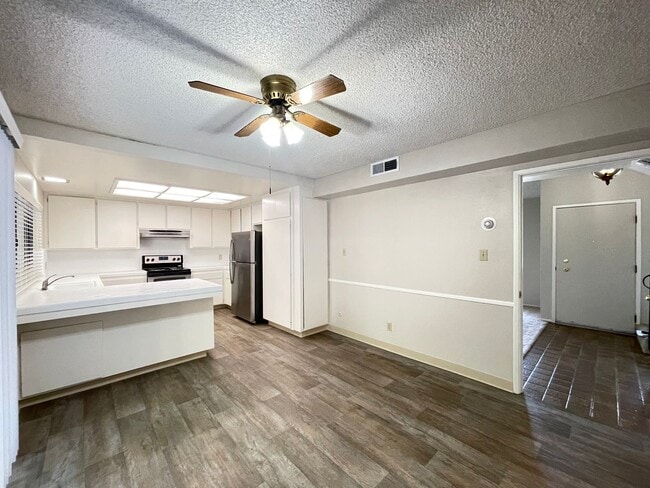 Building Photo - 6531 Lake Park Dr