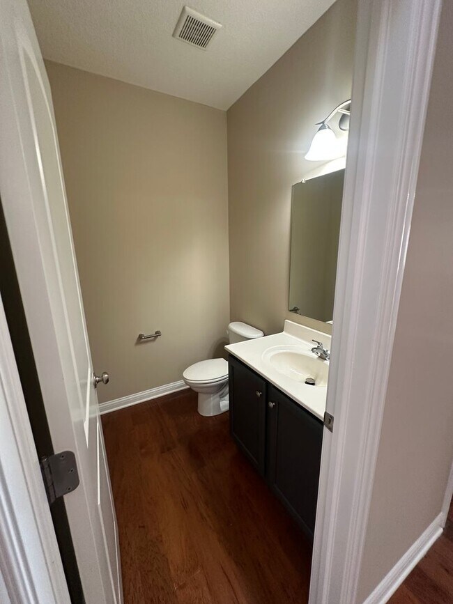 Building Photo - Lakes of Worthington