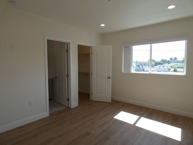 Building Photo - Modern Townhome Community in Prime Mid-City