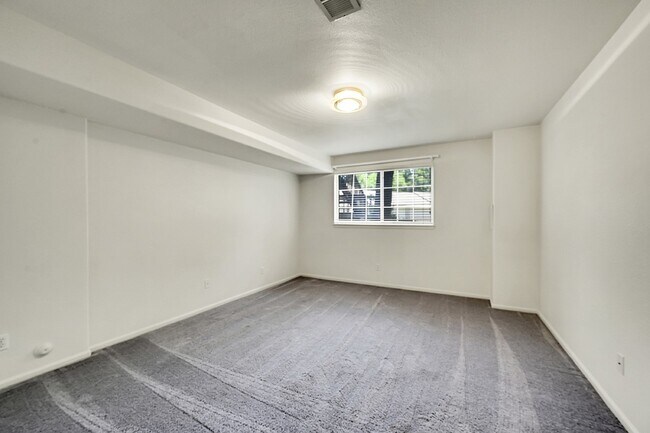 Building Photo - $1,950- 2 Bed, 2 Bath Townhouse in Denver with Washer and Dryer!