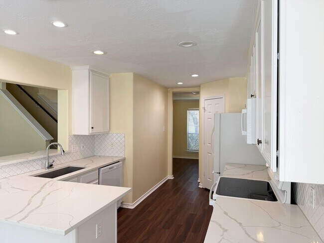 Building Photo - 27 N Queenscliff Cir