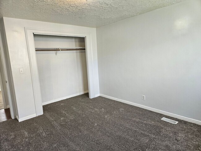 Building Photo - Beautiful 5 Bedroom home in Great Layton Location!