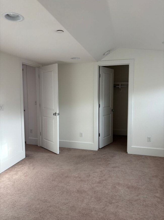 Building Photo - PETS WELCOME AT GRAFTON TERRACE