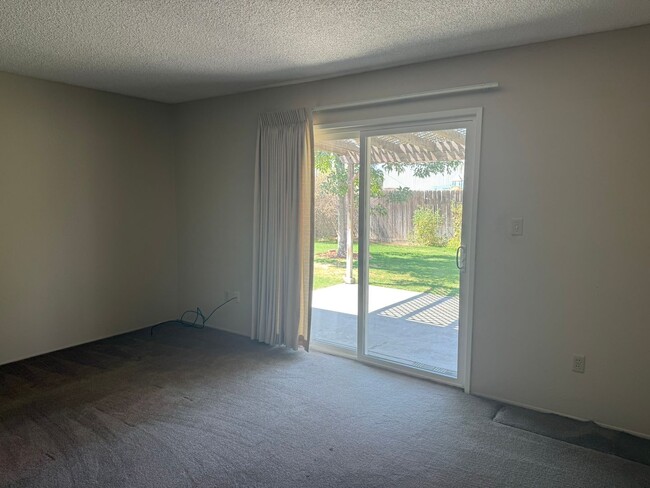 Building Photo - 2520 Oakwood Dr
