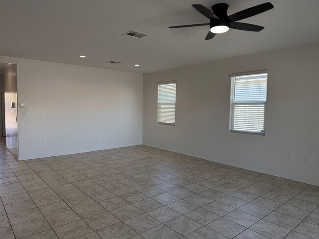 Building Photo - 9427 E Alfalfa Dr
