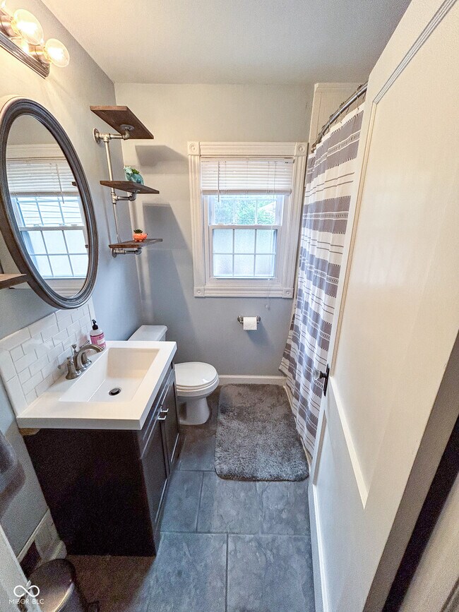 Building Photo - 5805 Norwaldo Ave