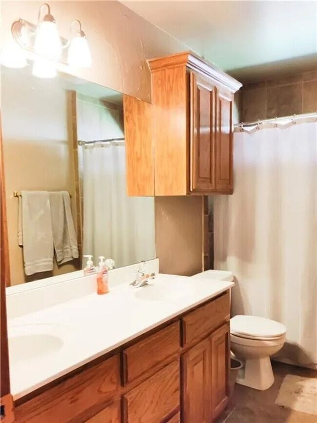 Building Photo - Spacious Home - Storm Shelter - Edmond Sch...