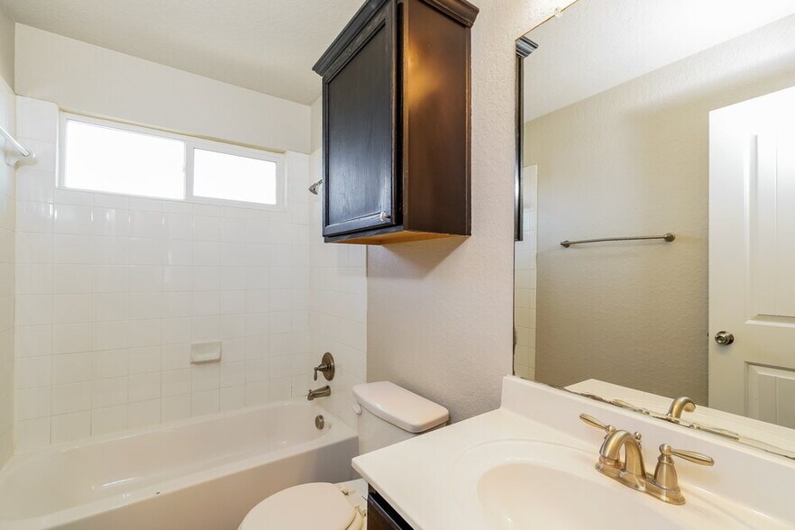 Building Photo - 252 Oak Creek Way