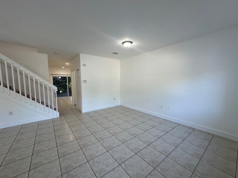 Building Photo - 1712 SE 31st Ct