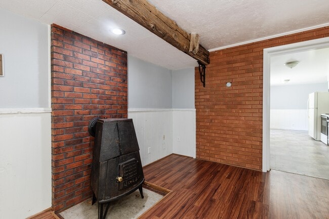 Building Photo - 564 E 700 N