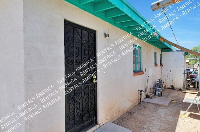 Building Photo - 219 W 28th St