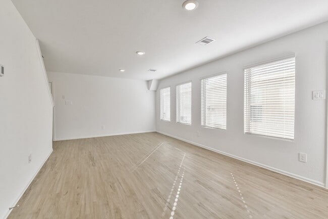 Building Photo - Immaculate 4 bedroom home in Becker Fields!