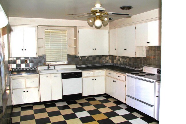 Building Photo - 660 Whitmore Rd