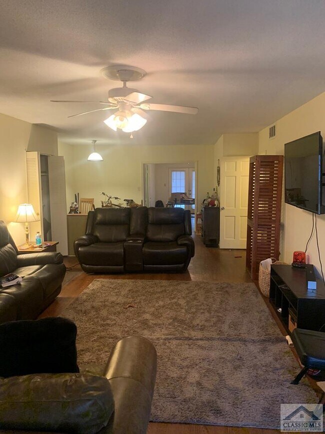 Building Photo - 350 S Pope St