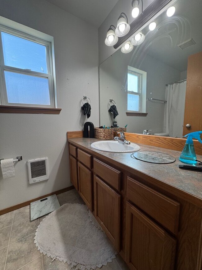 Building Photo - 3-Bedroom Home for Lease with Fenced Backyard