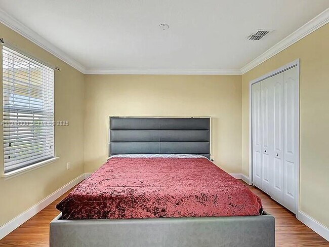 Building Photo - 1018 SW Eckard Ave