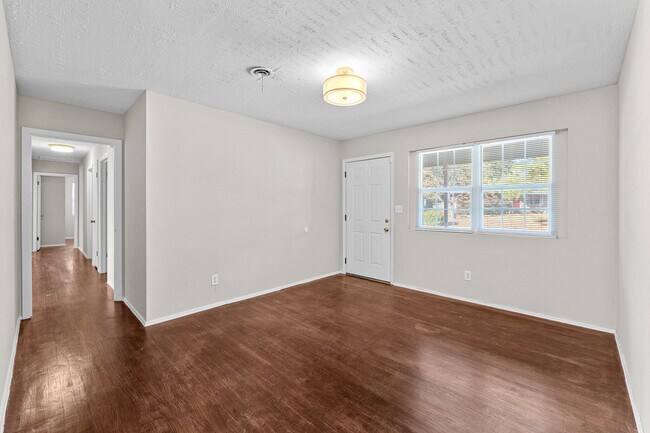 Building Photo - 2021 Fernwood Cir