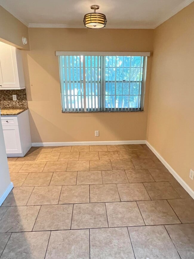 Building Photo - 133 Salisbury E