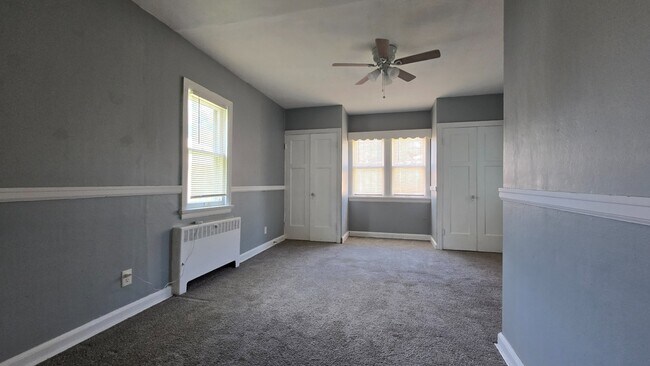 Building Photo - Renovated 3BR/1.5BA | 1,200 Sq Ft | Pet Friendly | Off-Street Parking | Available