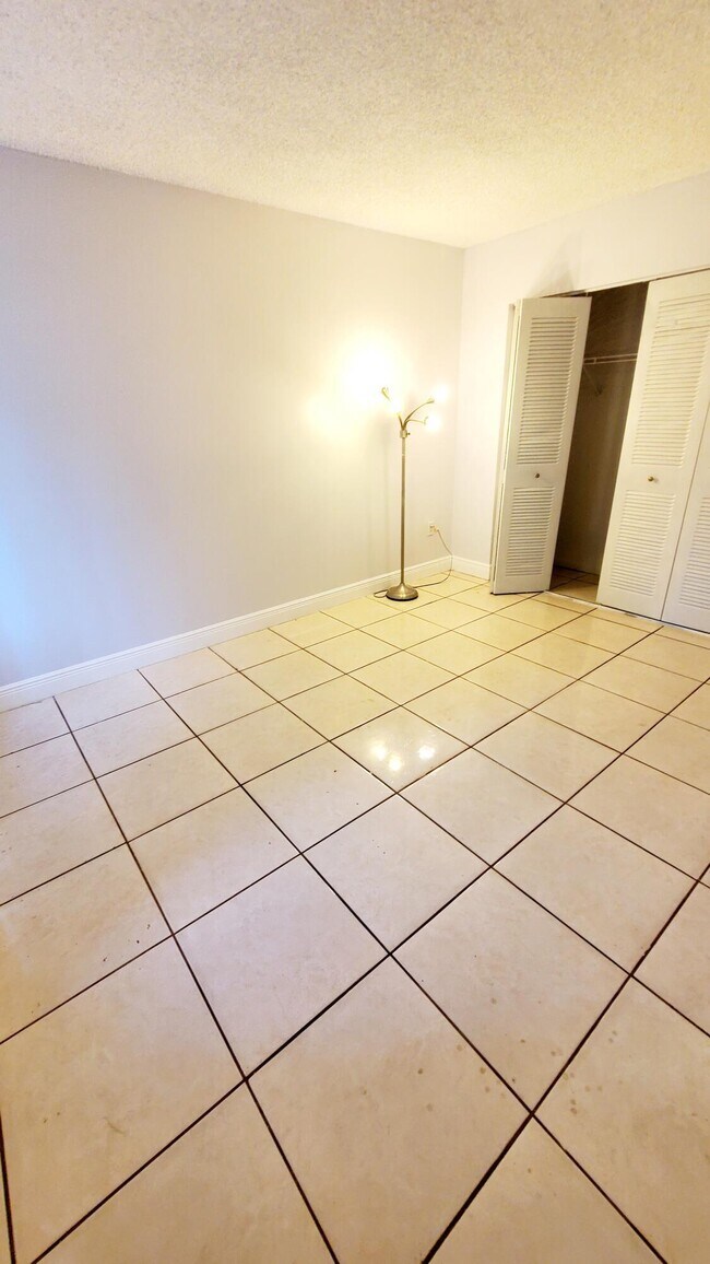 Building Photo - 721 N Pine Island Rd