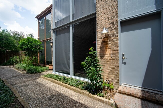 Building Photo - 6311 Riverview Way