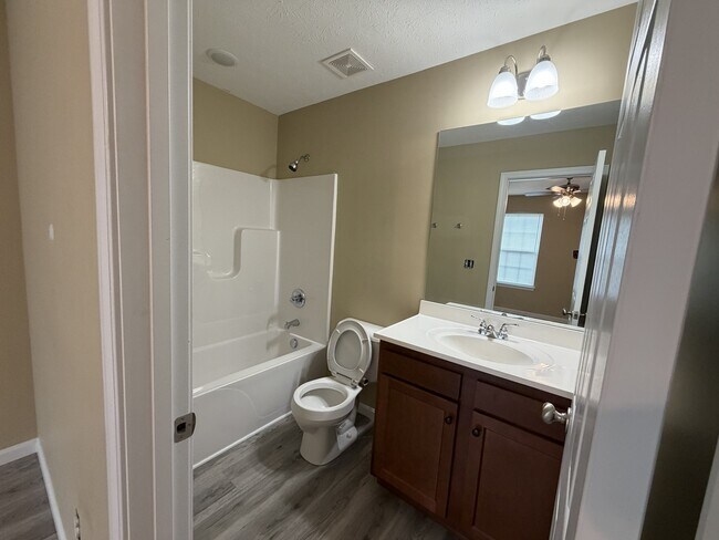 Building Photo - 202 Pineview Dr