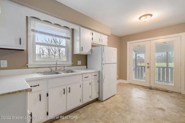 Building Photo - 858 E Greenlawn Ave