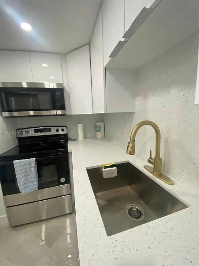 Building Photo - 825 Brickell Bay Dr
