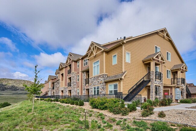 Building Photo - "Charming 2-Bed, 2-Bath Condo Retreat in Littleton - 870 Sq Ft of Cozy Elegance!"