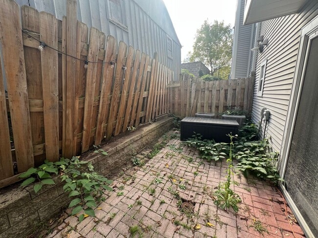 Building Photo - Beautiful 3 Bed/ 3 Bath Townhome in Private cul-de-sac in Shadyside!