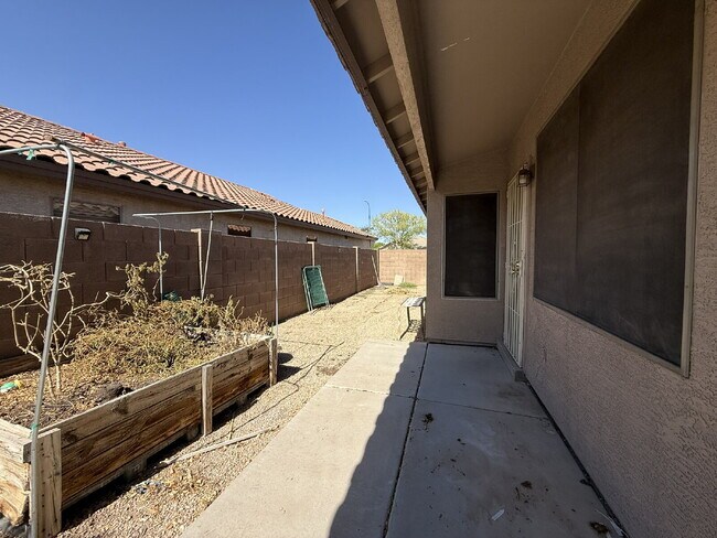 Building Photo - "Charming 3-Bed, 2-Bath in the beautiful Crystal Gardens Lake Community  – Your Perfect Home Awai...