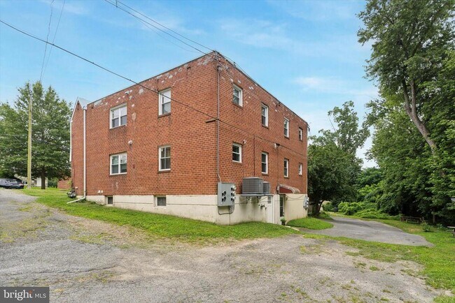 Building Photo - 421 W Jefferson St