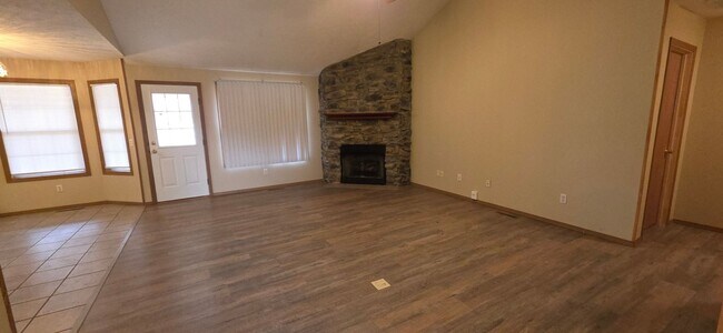 Building Photo - Beautiful 3 Bedroom 2 Bath in Battlefield for $1,495!