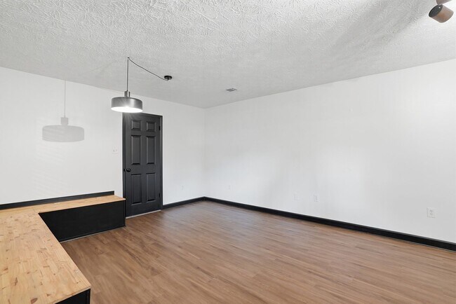 Building Photo - 703 Pineview Ct