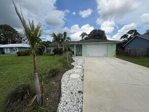Building Photo - 1832 SE Manth Ln